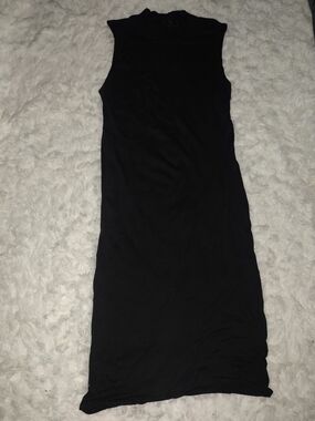 Sleeveless Black Fitted Dress with Sleek Fit